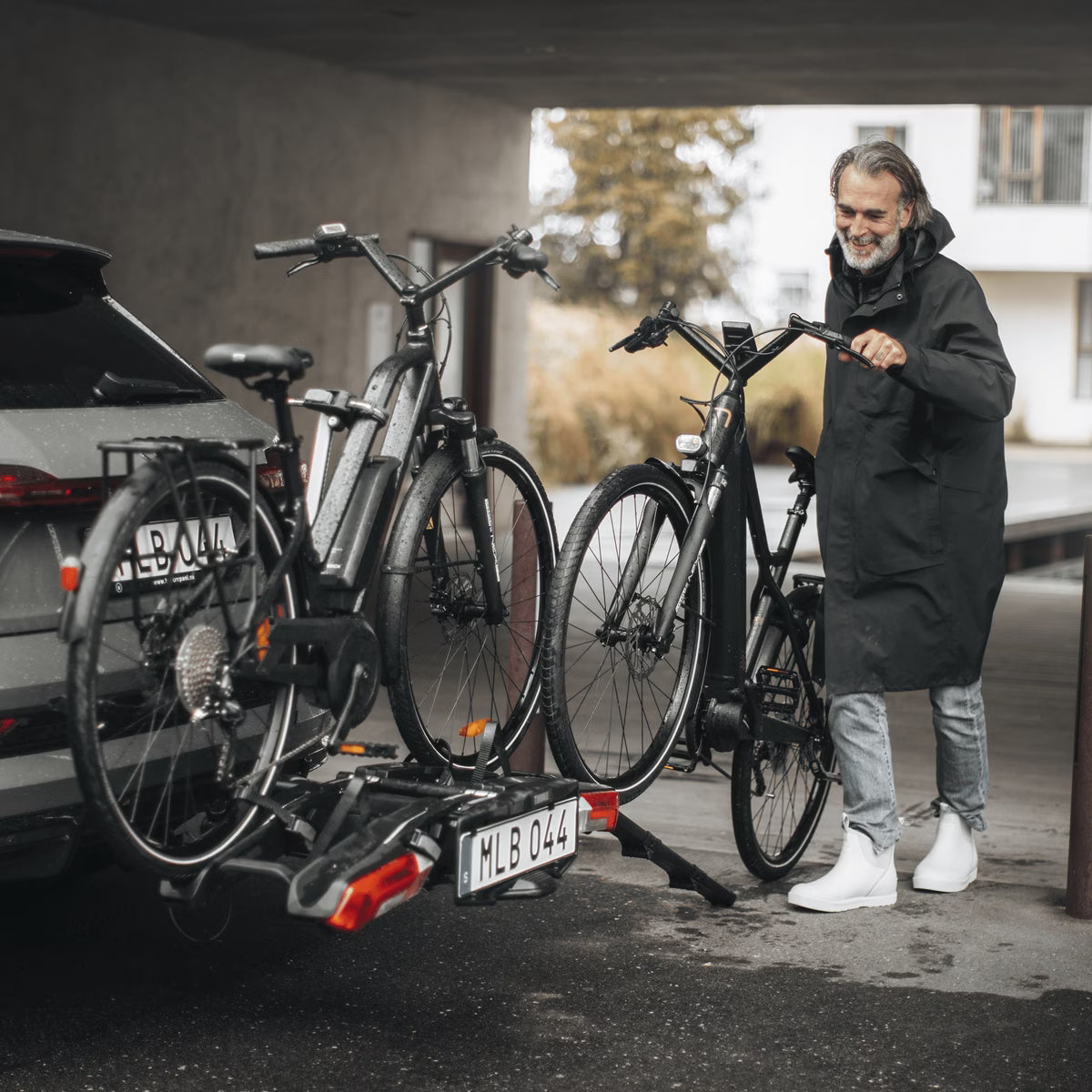 Thule Epos 2 Foldable Hitch Platform Bike Rack With Lights